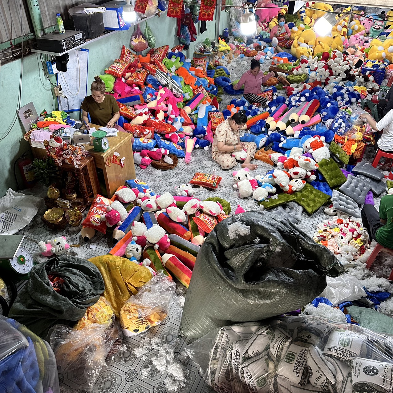 Phi Giới: Đánh Thức Tuổi Thơ Với Những Chú Gấu Bông 