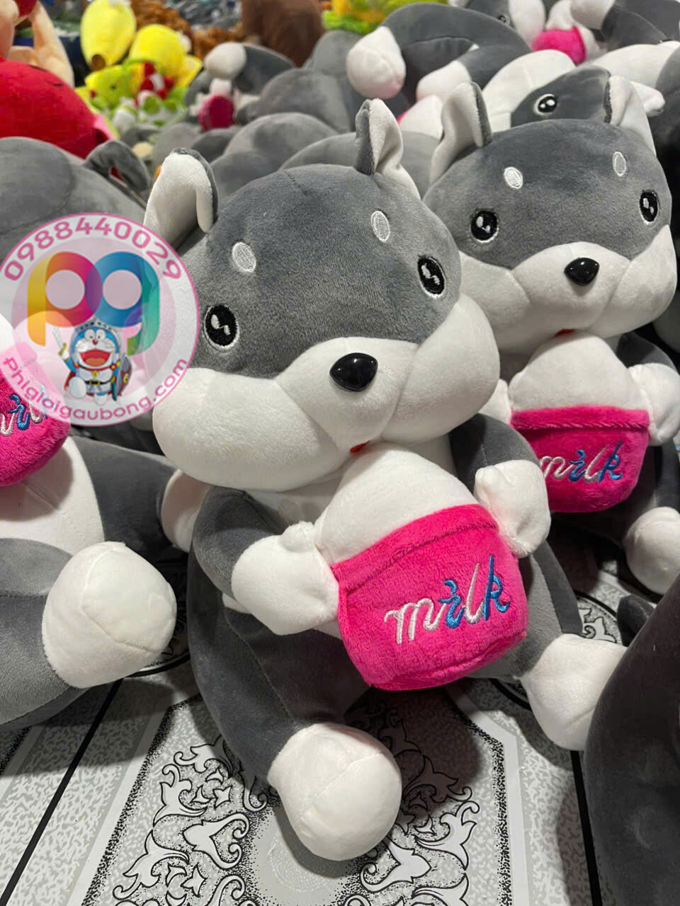 Gấu xám cầm bình sữa